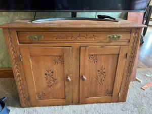 lot 4408 image: Carved Oak Washstand