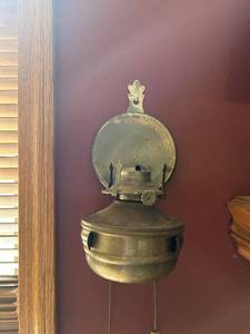 lot 4411 image: Brass Wall-Mounted Oil Lamp with Reflector