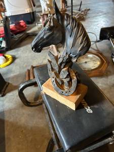 lot 4421 image: Horse Head with Horseshoe Decorative Sculpture