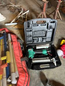 lot 4424 image: Grizzly Pneumatic Brad Nailer with Carrying Case