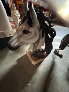 lot 4440 image: Decorative Horse Head Sculpture with Black Mane