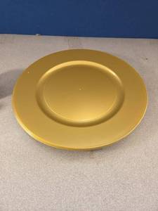 lot 446 image: 7 Pieces Plastic Charger Plates - Retail $0