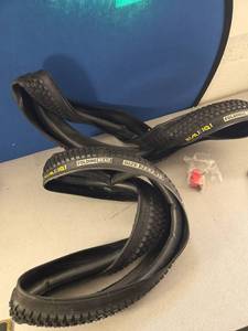 lot 457 image: 25 x 2.10 Folding Bead SIMEIOI Bike Tires  - Retail $0