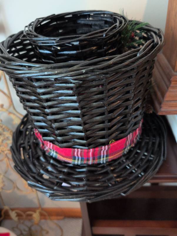 lot 2660 image: Black Wicker Top Hat Christmas Decoration