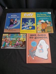 lot 3883 image: Childrens Book Collection - Holiday and Character Stories
