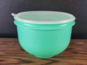 lot 3664 image: Tupperware Large Mixing Bowl with Lid and Seal