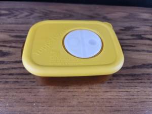 lot 3665 image: Amber Microwave Safe Storage Container with Yellow Lid