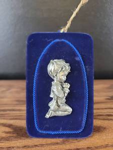 lot 3689 image: Praying Boy Christmas Ornament with Blue Velvet Display Case