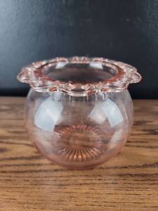 lot 3691 image: Pink Depression Glass Rose Bowl Vase