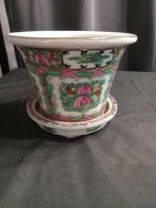 lot 3420 image: Chinese Rose Medallion Porcelain Planter with Saucer