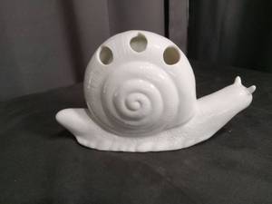 lot 3424 image: White Ceramic Snail Toothbrush Holder