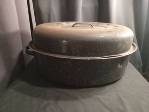 lot 3431 image: Black Graniteware Roasting Pan with Lid