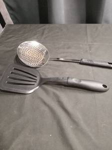 lot 3435 image: Kitchen Utensil Set - Spatula and Skimmer