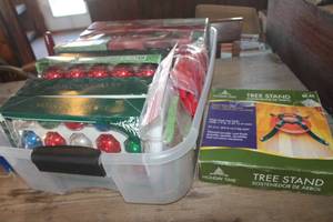 lot 4070 image: Rubbermaid of Christmas Ornaments and More