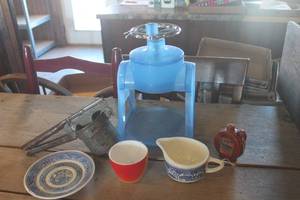 lot 4076 image: The Pampered Chef Ice Shaver and More