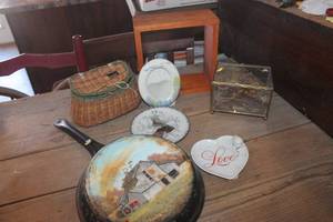 lot 4087 image: Home Dcor Shelf, Plates and More