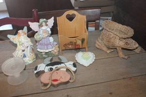 lot 4089 image: Wicker Frog Plant Holder, Figurines & More