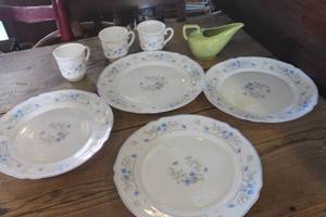 lot 4092 image: Made in France Dinner Plates and More