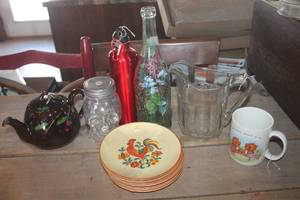 lot 4096 image: Vtg. Rooster Dessert Plates and More