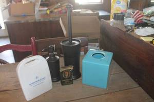 lot 4110 image: Bathroom Set, Kleenex Holder & More