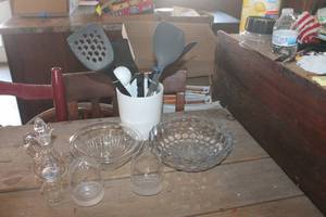 lot 4114 image: Vtg. Glass Serving Bowls and More