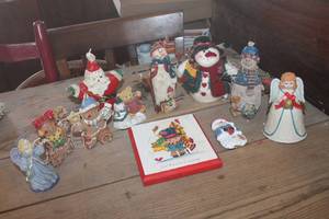 lot 4124 image: Christmas Ornaments & More