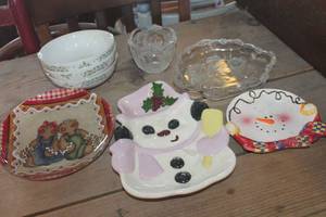 lot 4126 image: Christmas Serving Dishes