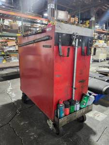 lot 6092 image: Craftsman Rolling Tool Chest with Multiple Drawers