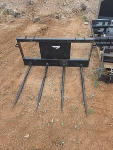 lot 204 image: Skid Steer Bale Spear  HeavyDuty 4Tine Attachment