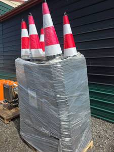 lot 241 image: Sdlanch Safety Traffic Cones - 250 Pieces