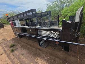 lot 260 image: Tommy Gate Hydraulic Lift Commercial Work Truck Flatbed