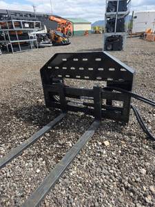 lot 262 image: Hydraulic Pallet Fork Attachment for Skid Steer Loader