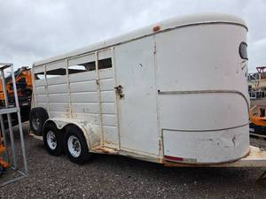 lot 9002 image: CM 3-Horse Bumper Pull Horse Trailer  Tandem Axle  8,600 GVWR