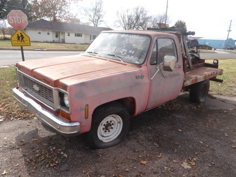 lot 17384 image: 1973 Chevy custom20 tow truck.