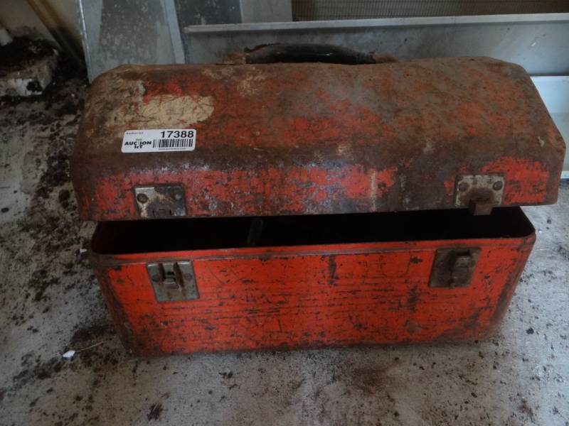 lot 17388 image: Metal tool box wcontents.