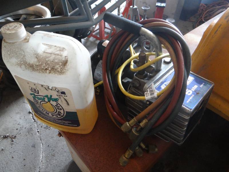 lot 17400 image: JB industries DV-142N 5 cfm vacuum pump.