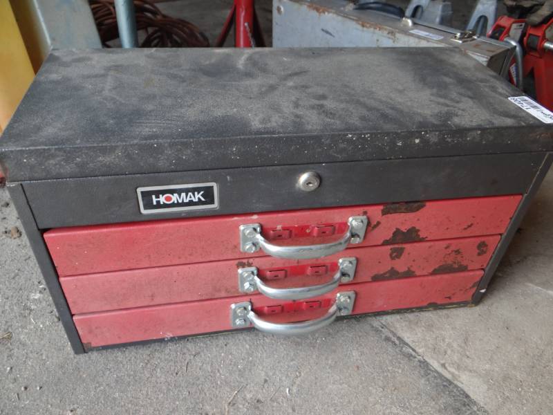 lot 17408 image: Metal toolbox wcontents.