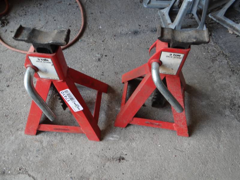 lot 17410 image: 2 Jack stands.