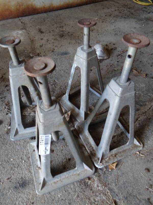 lot 17411 image: 4 Jack stands.