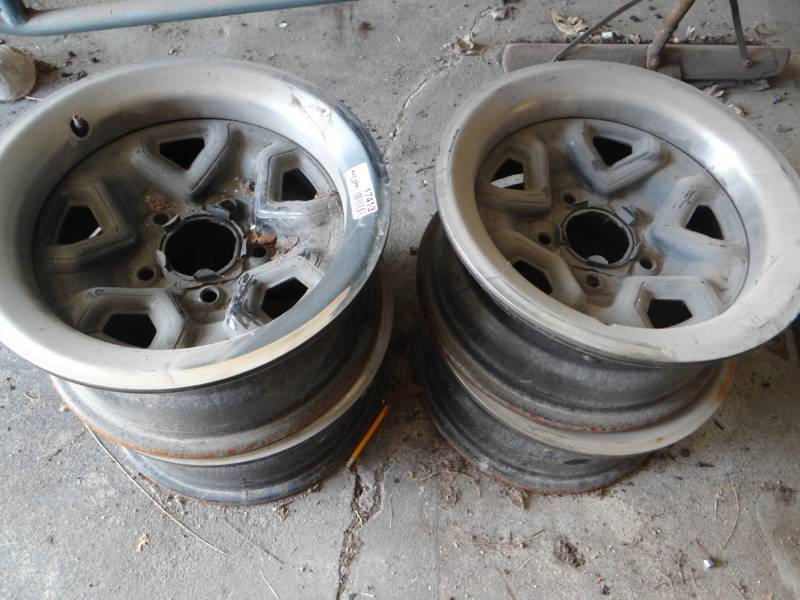 lot 17413 image: Set of 14 Pontiac rims.