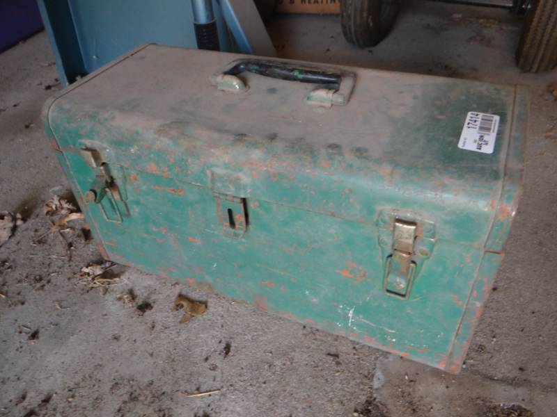 lot 17414 image: Metal toolbox wcontents.