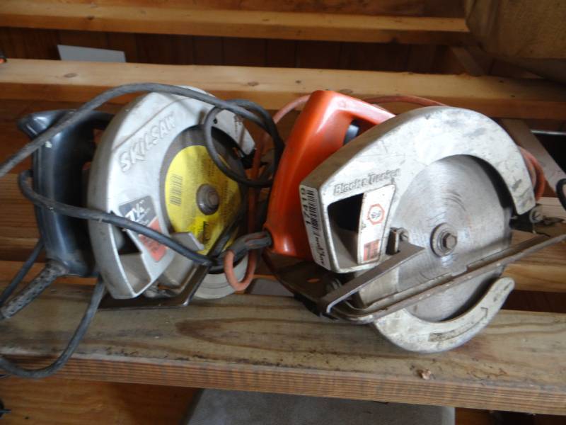 lot 17419 image: 2 7 14 Circular saw 1 Skilsaw, & 1 Black & Decker.