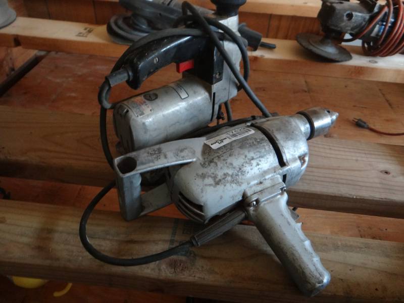 lot 17422 image: Craftsman 12 electric drill & Craftsman saber saw.
