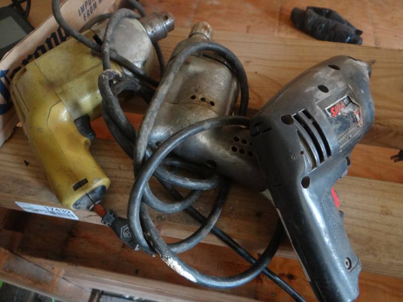 lot 17423 image: Lot of 3 electric drills.