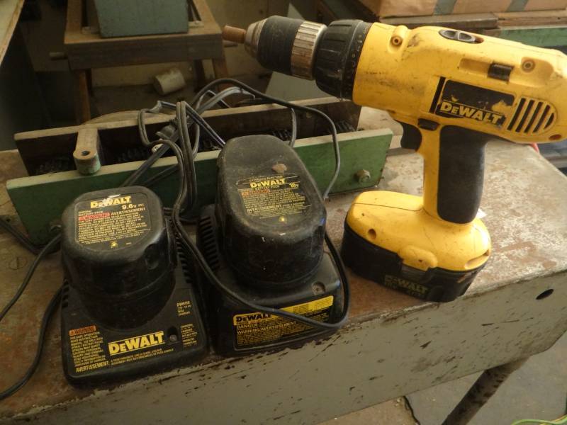 lot 17450 image: Dewalt w3 batterys & 2 chargers.