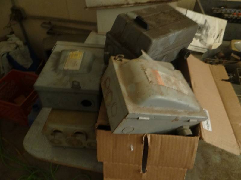 lot 17452 image: Lot of electrical boxes.