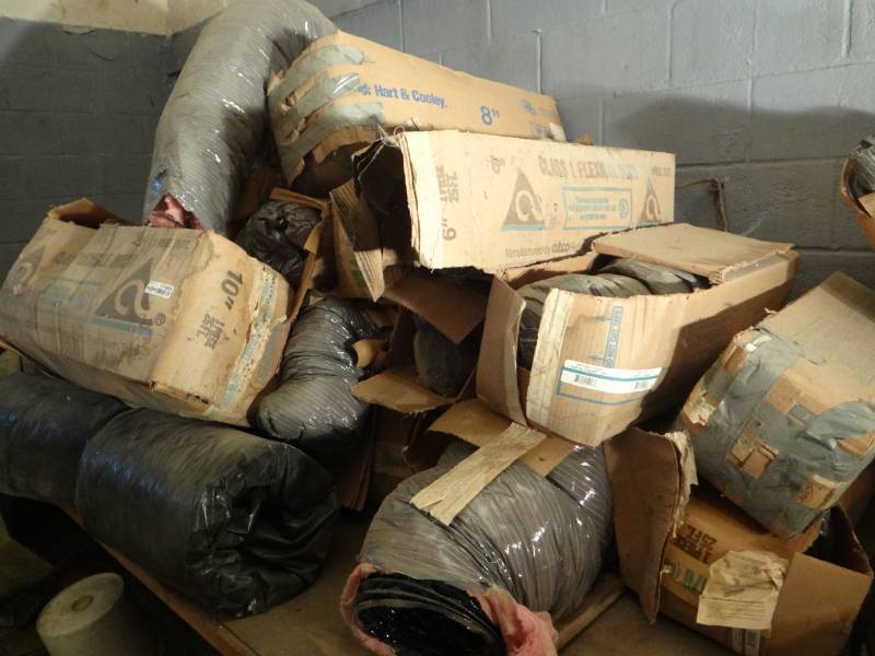 lot 17465 image: Large lot of flexible duct.