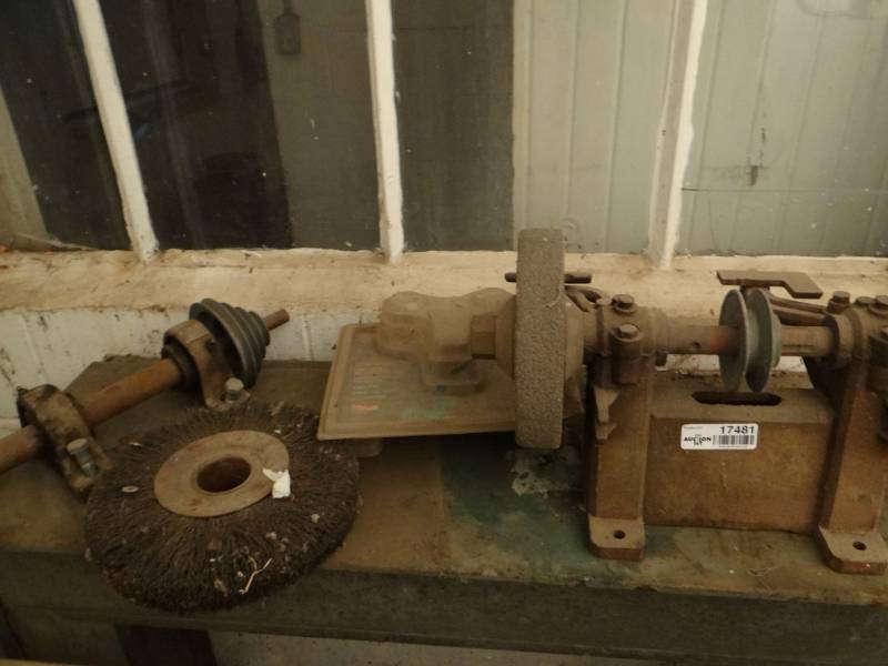 lot 17481 image: Grinder & grinder parts.