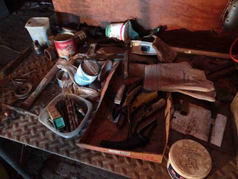 lot 17485 image: Contents on table, table not included.