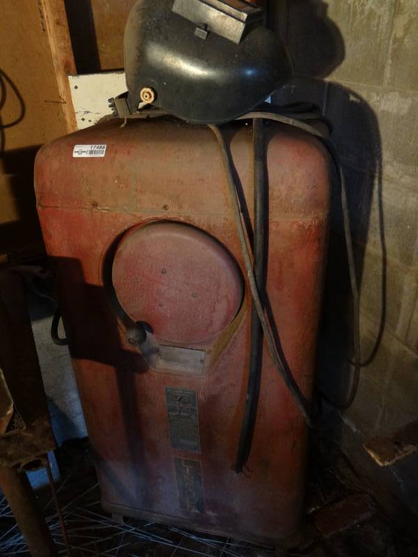 lot 17488 image: Large vintage lincoln welder.